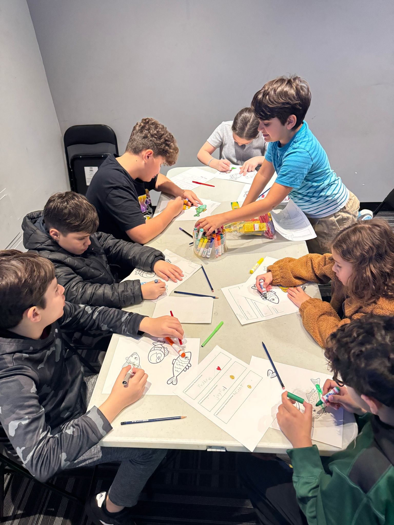Crianças aprendendo no Aviva Kids