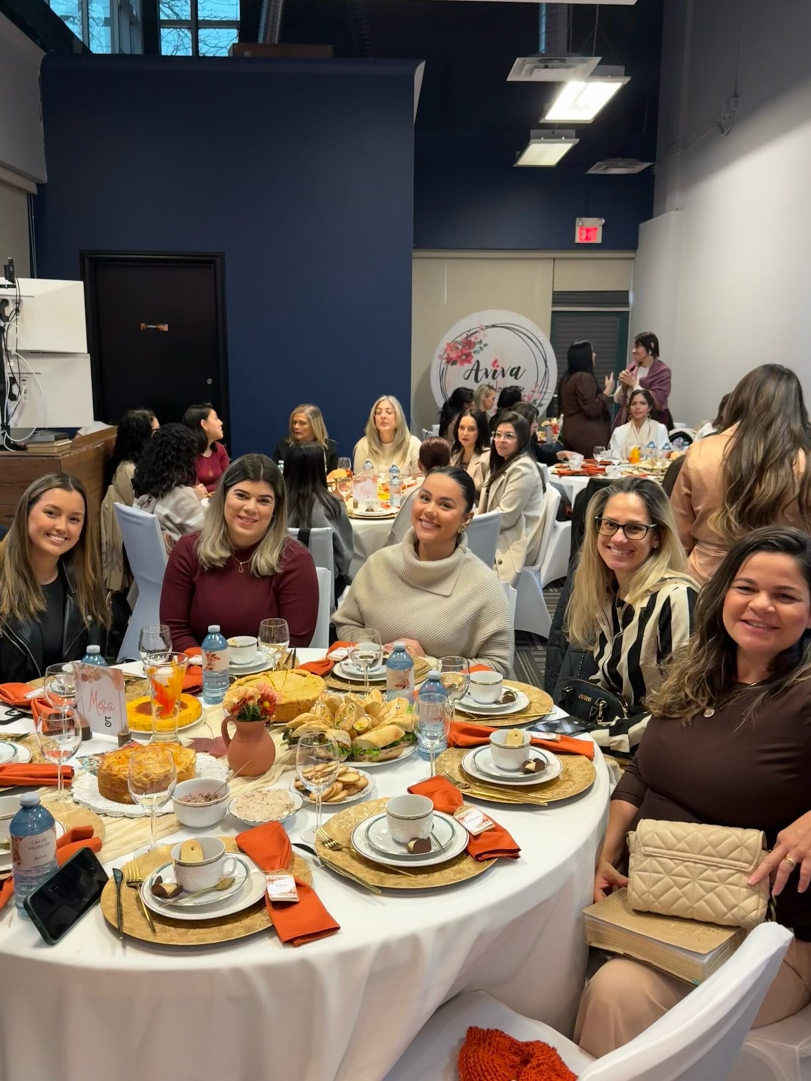 Mulheres reunidas na Aviva Church